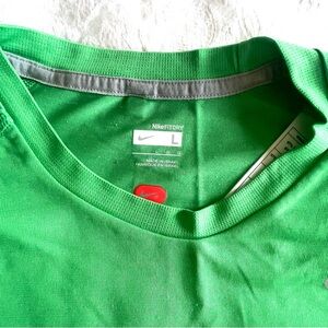 NIKE Women’s Nikefit dry Short Sleeve T-Shirt Athletic Top Green